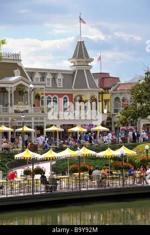 Café avec des parasols jaunes à Walt Disney le Parc à Thème Magic Kingdom Central d'Orlando en Floride Banque D'Images