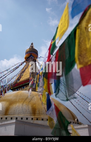 Drapeaux de prière bouddhiste à Boudhanath (aka Khāsa Caitya), l'un des sites bouddhistes les plus sacrés dans la région de Katmandou, Népal Banque D'Images