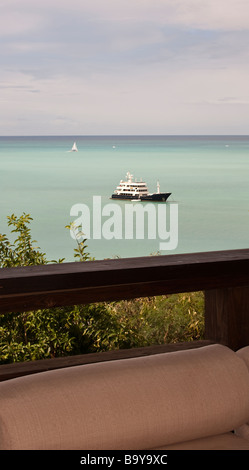 Big Aron à l'ancre dans l'Hermitage Bay vu de l'Hermitage Bay hotel Banque D'Images