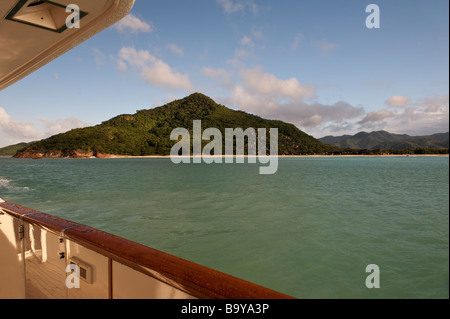 Vue depuis le pont de Superyacht 'Big Aron" à l'Hermitage Bay Hotel à terre Banque D'Images