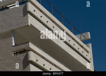 Un vieux bâtiment dans l'architecture du Bauhaus style dans la rue Shenkin centre-ville de Tel Aviv ISRAËL Banque D'Images