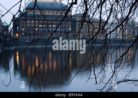 La tombée de la vue sur la Vltava avec remblai, Théâtre National de Prague, République tchèque. Banque D'Images