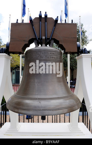 Réplique de Liberty Bell sur la place de la liberté, à Walt Disney le Parc à Thème Magic Kingdom Central d'Orlando en Floride Banque D'Images