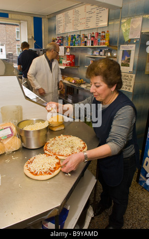 Maria Carpanini pizza dans Carpaninis Cardiff Arms Cafe à Treorchy Rhondda Valley South Wales UK Banque D'Images