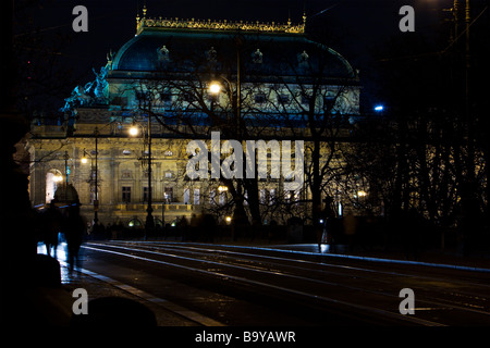 La tombée de la vue sur la Vltava avec remblai Théâtre National et le pont Legii, Prague, République tchèque. Banque D'Images