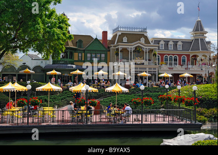 Café avec des parasols jaunes à Walt Disney le Parc à Thème Magic Kingdom Central d'Orlando en Floride Banque D'Images