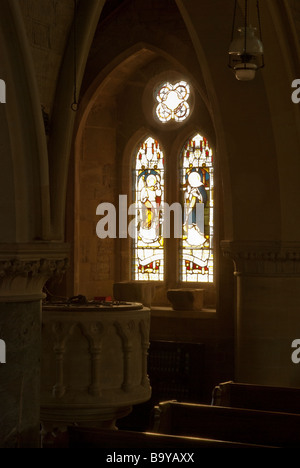 Après-midi, la lumière du soleil qui brillait à travers un vitrail à l'église St Mary, Fawley, Berks. Banque D'Images