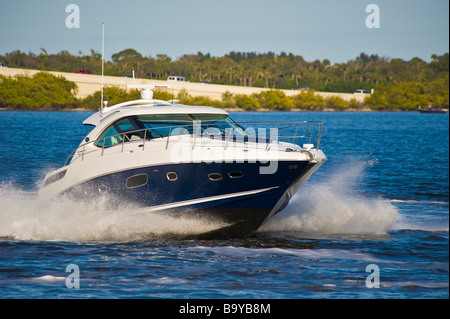 Sea Ray Sea Ray 310 Sundancer 43 43 voilier sur la rivière en Floride USA Sea Ray Sundancer Motoryacht 43 auf einem Fluss en Floride USA Banque D'Images