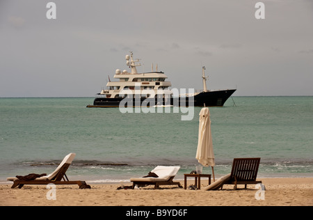 Big Aron super yacht au mouillage dans la baie de la plage de l'Ermitage Banque D'Images