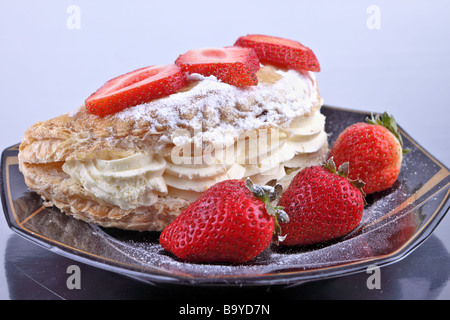 Strudel aux pommes avec des fraises et saupoudrés de sucre glace Banque D'Images
