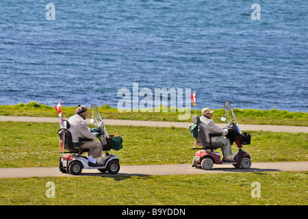 Couple sur des scooters à Dallas Road waterfront Victoria British Columbia Canada Banque D'Images