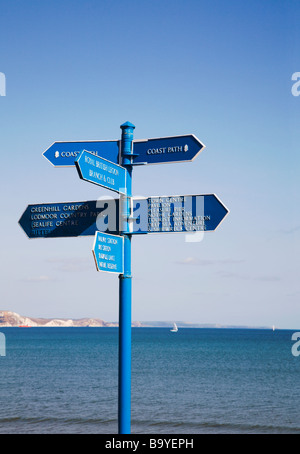 Panneau de direction sur le front de mer de Weymouth, pointant vers des parcs d'attractions. Le Dorset. UK. Vue sur la baie de Weymouth. Banque D'Images