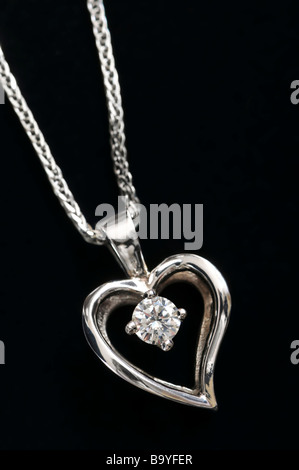 Pendentif Coeur en or blanc avec diamant sur une chaîne Banque D'Images