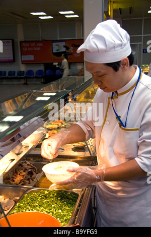 Chef making Pho vietnamien soupe de nouilles de riz dans l'aéroport international Tan Son Nhat de Ho Chi Minh ville servant au Vietnam Banque D'Images