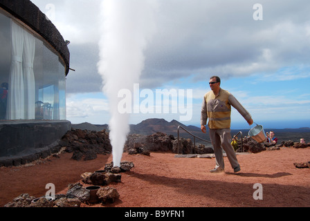 La buse à vapeur, Islote de Hilario, le Parc National de Timanfaya, Lanzarote, îles Canaries, Espagne Banque D'Images