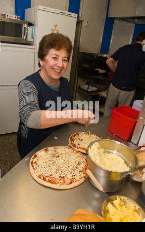 Maria Carpanini pizza dans Carpaninis Cardiff Arms Cafe à Treorchy Rhondda Valley South Wales UK Banque D'Images