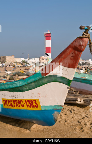 Les bateaux de pêche et le phare sur Marina Beach Chennai Tamil Nadu Inde Banque D'Images