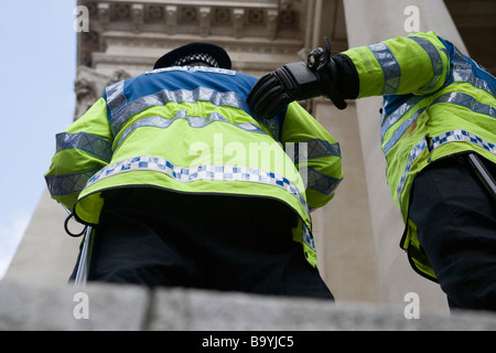 Deux policiers montent la garde lors de manifestations dans la ville de Londres contre le sommet du G20, 1 avril 2009 Banque D'Images