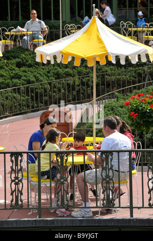 Café avec des parasols jaunes à Walt Disney le Parc à Thème Magic Kingdom Central d'Orlando en Floride Banque D'Images