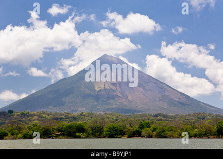 Volcan Concepcion sur l'île Ometepe vu depuis le Lac Nicaragua. Banque D'Images