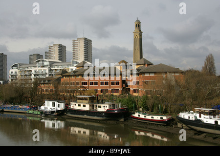 Vue de la rive nord de la Tamise, Kew Bridge Steam Museum avec la tour de l'eau dans l'arrière-plan Brentford London Banque D'Images