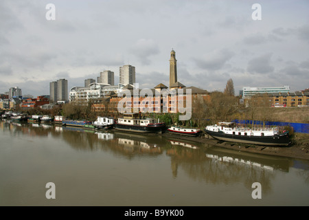 Vue de la rive nord de la Tamise, Kew Bridge Steam Museum avec la tour de l'eau dans l'arrière-plan Brentford London Banque D'Images