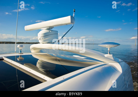 L'antenne radar de bateau sur la rivière en Floride USA | von Radarantenne Motoryacht auf einem Fluss en Floride USA Banque D'Images