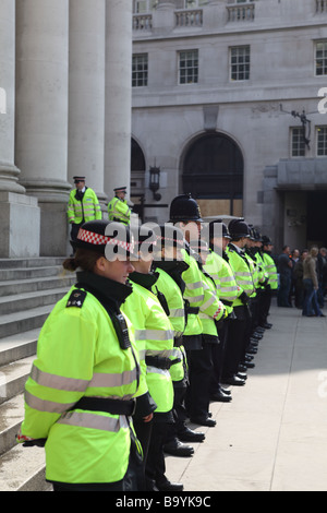 Cordon de police à l'extérieur de la Banque d'Angleterre au cours de la 2009 Sommet du G20, Londres, Royaume-Uni. Banque D'Images