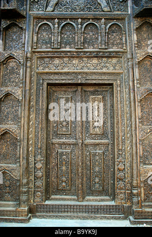 La sculpture traditionnelle en bois sur porte principale, Udaipur, Rajasthan, Inde Banque D'Images