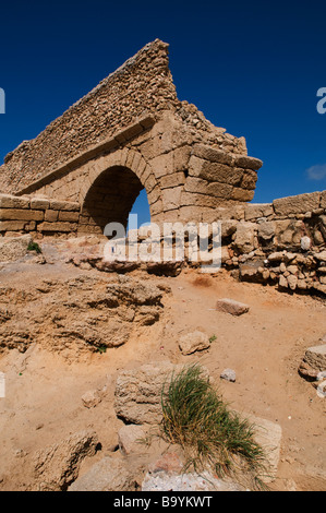 Vestiges de l'ancien aqueduc romain à la ville côtière de Césarée en Israël Banque D'Images