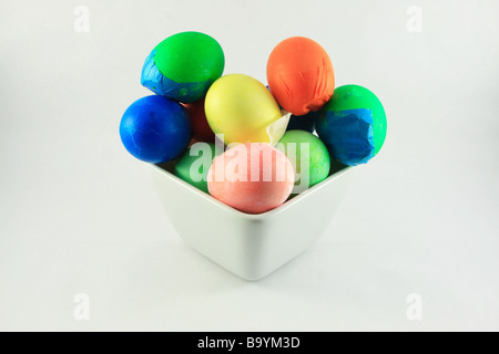 Oeufs de Pâques dans un bol en porcelaine. Banque D'Images