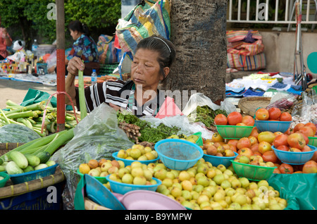 Une vieille dame Bangkok porte-fruits et légumes entouré de ses produits Banque D'Images