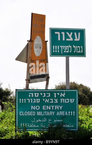 Israël Galilée Frontier de l'avant et zone militaire fermée les panneaux d'avertissement près de la frontière avec le Liban le 11 mars 2009 Banque D'Images