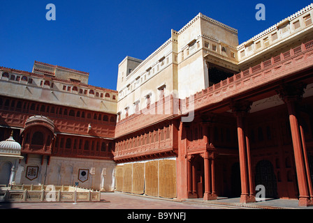 Karan cour intérieure, une des cours du Fort de Junagarh, construit par le Rai Singhji en 1588, Bikaner, Rajasthan, Inde. Banque D'Images