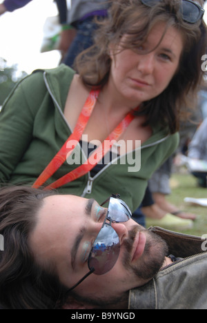 Homme et femme à l'écoute de la musique au Big Chill Festival de musique Banque D'Images