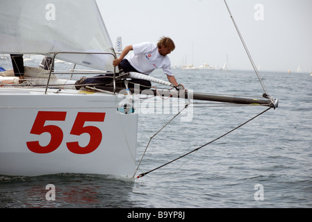 Membre de l'équipe à l'avant du numéro 55 Telecom Italia yacht, classe 40, Artemis Transat 2008, Plymouth, Devon, UK Banque D'Images