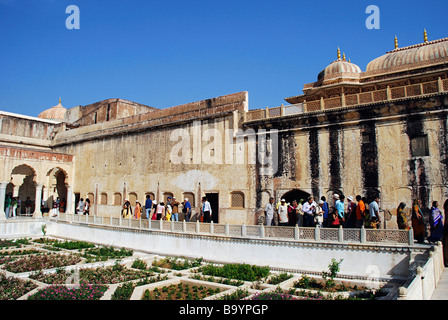 L'une des nombreuses cours intérieures de l'Amber Fort construit par Raja Manasingh et Sawai Jai Singh au 18e siècle, l'État du Rajasthan, en Inde. Banque D'Images