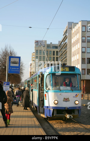 À l'arrêt de tramway le 13 Janvara iela, Riga, Lettonie. Banque D'Images