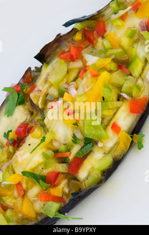 Tranche d'aubergine grillée rempli d'une salade de légumes Banque D'Images