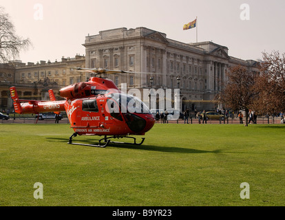 London's Air Ambulance HEMS décolle devant le palais de Buckingham après avoir répondu à une urgence Banque D'Images