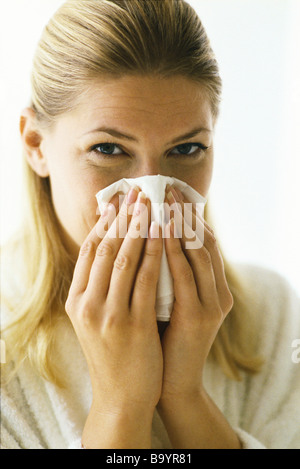 Woman blowing nose Banque D'Images