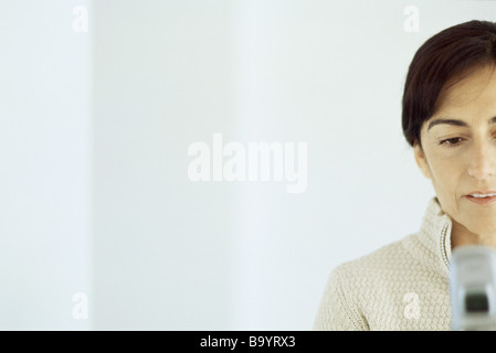 Young woman looking at cell phone Banque D'Images