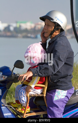 Vietnamienne et l'enfant sur une moto dans la ville portuaire de Da Nang Vietnam Banque D'Images