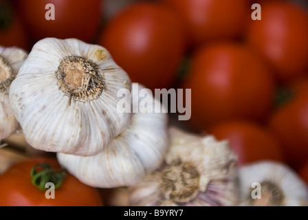 String de l'ail et les tomates à un décrochage du marché français Banque D'Images