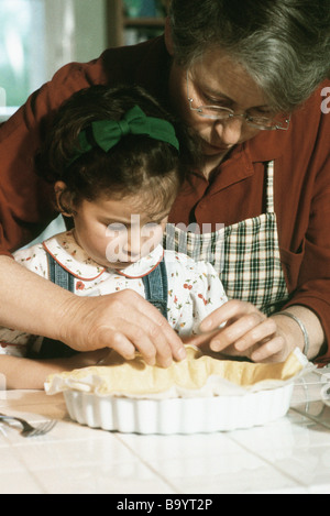 Grand-mère la préparation de pâte à tarte avec sa petite-fille Banque D'Images