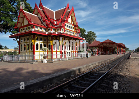 Gare de Hua Hin avec le Pavillon Royal utilisé dans les années passées par la monarchie des royaumes lors de la visite de la ville Banque D'Images