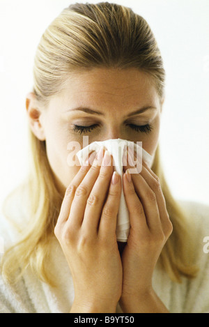 Woman blowing nose Banque D'Images