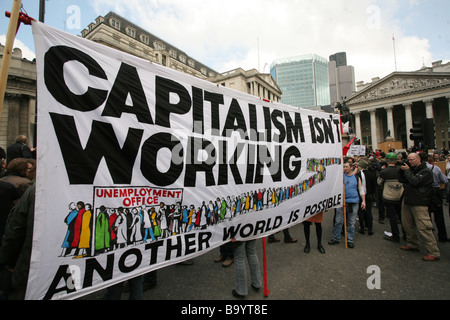 Des manifestants anti-capitaliste à l'extérieur de la Banque d'Angleterre, pendant le sommet du G20, la ville de London, UK Banque D'Images