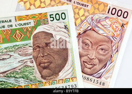Monnaie argent détail de 500 Sénégalais et l'Afrique de l'Ouest 1000 billets de Franc CFA Banque D'Images