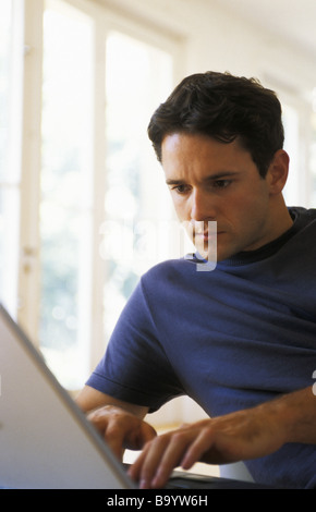 Man typing on laptop Banque D'Images